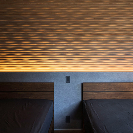 木質の壁面に照らし出される陰影が上質な空間を演出する寝室。グレアの少ない間接照明により快適な睡眠環境を創り出します。